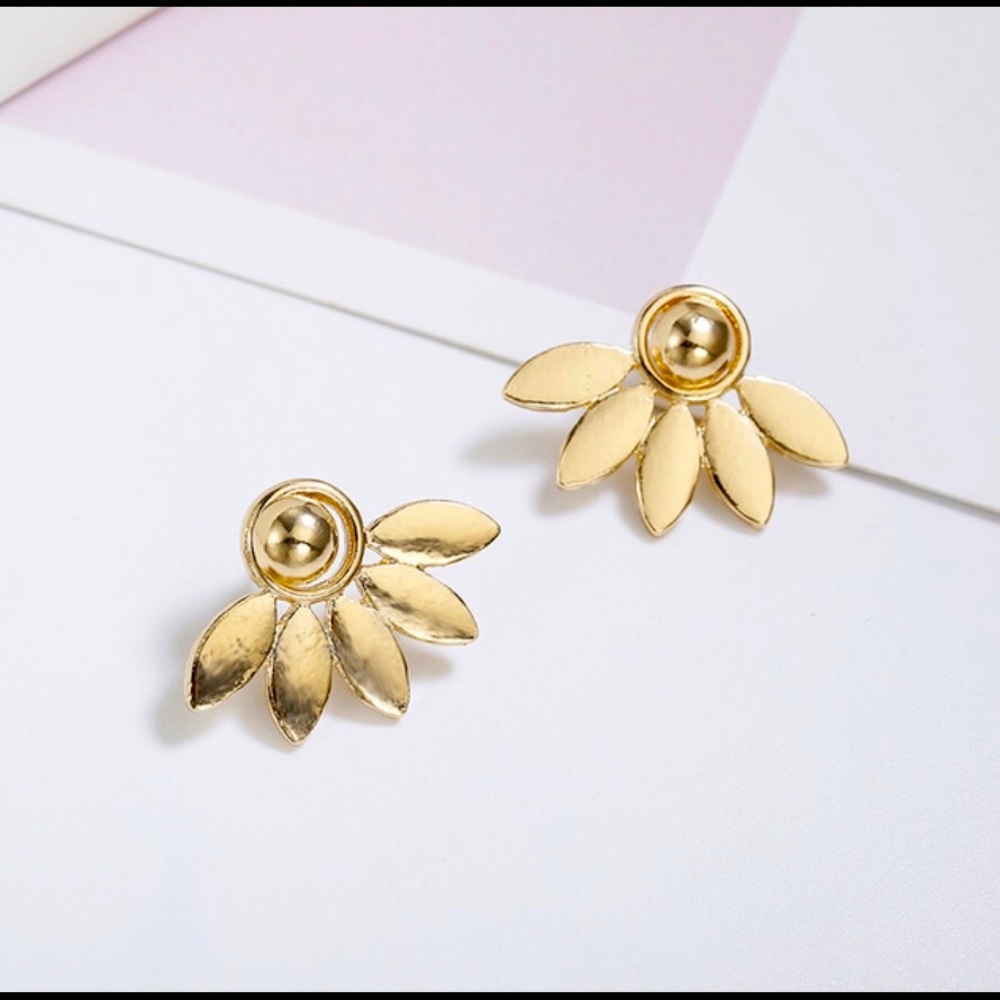 NEW Trendy Leafy Gold Stud Earring